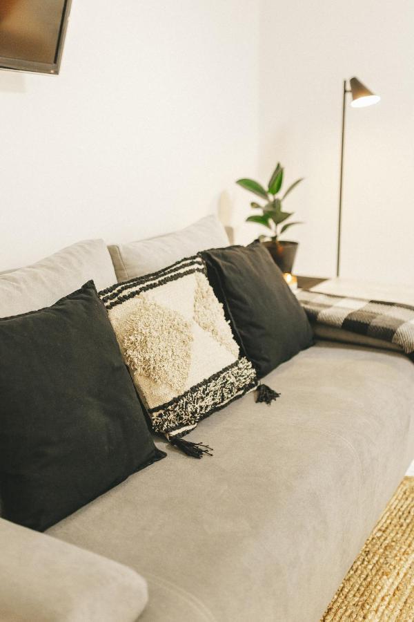 Apartment Black&white нова стильна на київській *