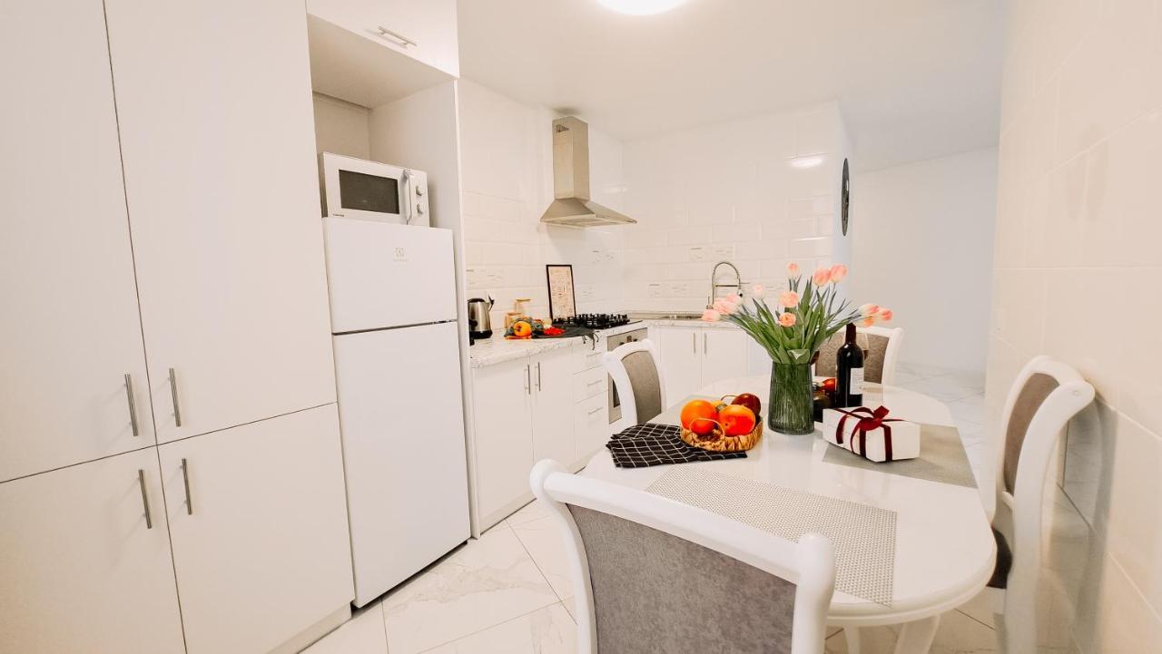 Black&white нова стильна на київській Apartment