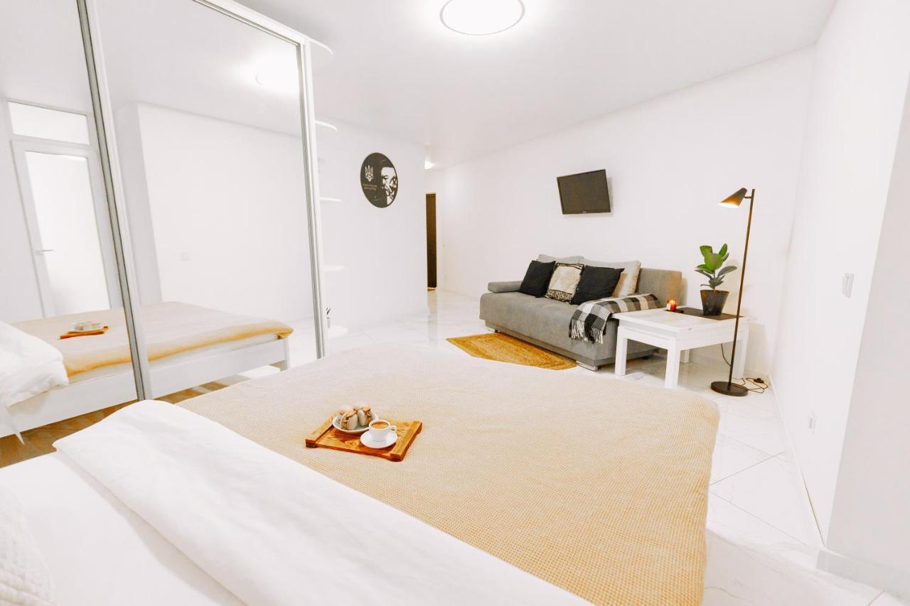 Apartment Black&white нова стильна на київській Ternopil