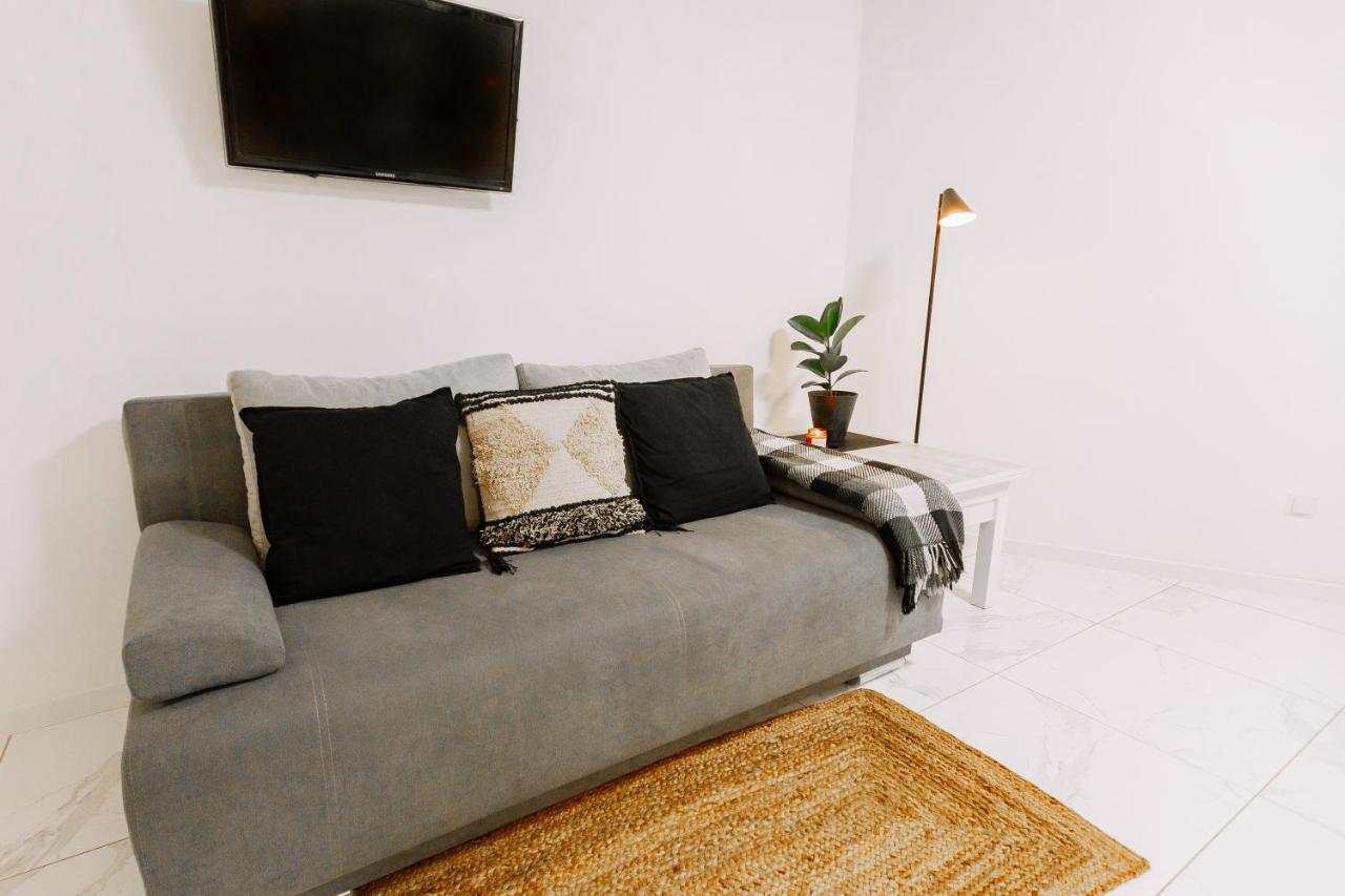 Apartment Black&white нова стильна на київській Ternopil