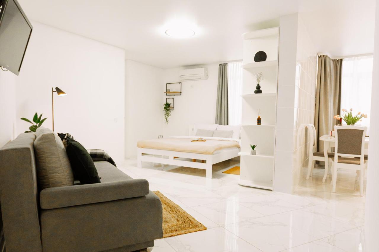 Black&white нова стильна на київській Apartment *