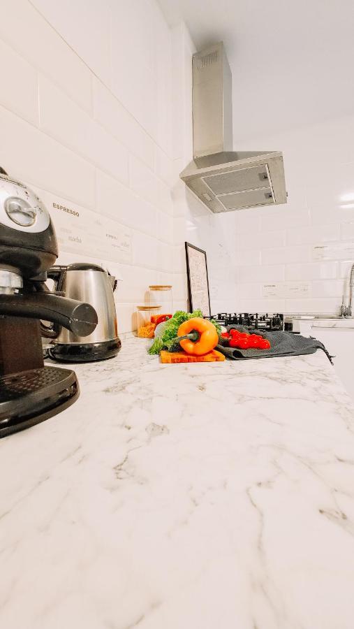 Black&white нова стильна на київській Apartment