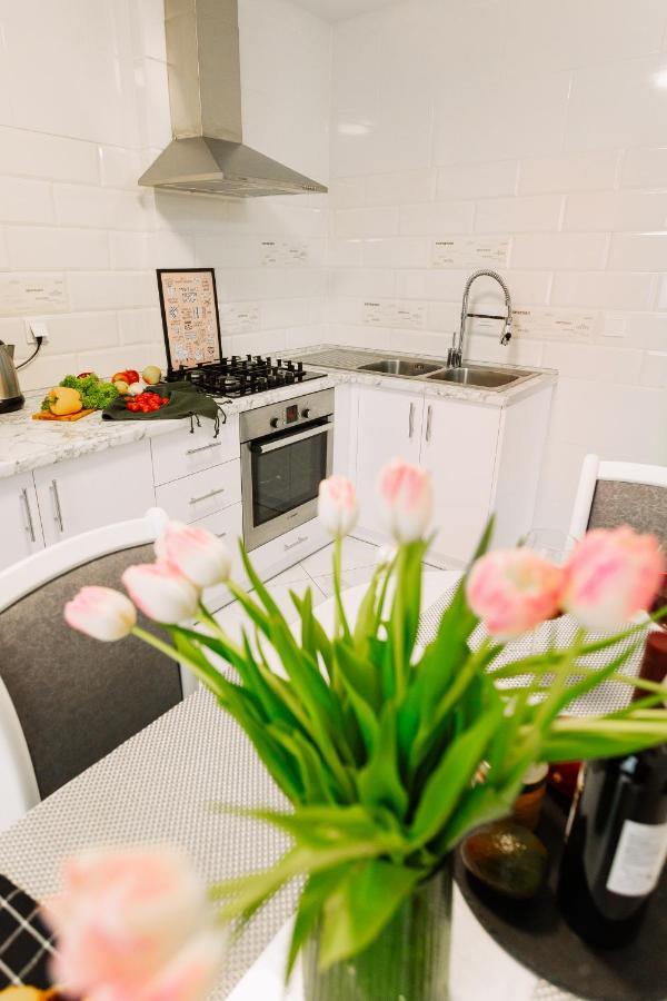 Black&white нова стильна на київській Apartment